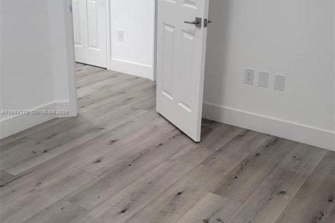 Casa en alquiler en Miami, Florida, 2 dormitorios, 106.84 m2 № 2001383 - foto 9