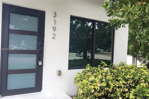 Casa en alquiler en Miami, Florida, 2 dormitorios, 106.84 m2 № 2001383 - foto 2