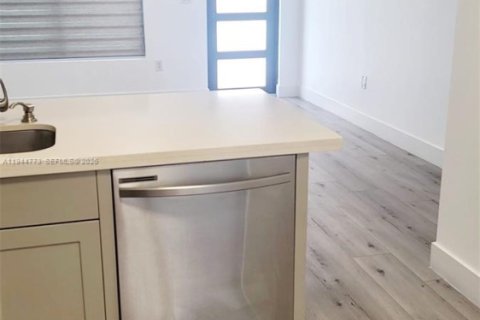 Casa en alquiler en Miami, Florida, 2 dormitorios, 106.84 m2 № 2001383 - foto 6