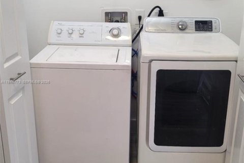 Casa en alquiler en Miami, Florida, 2 dormitorios, 106.84 m2 № 2001383 - foto 12