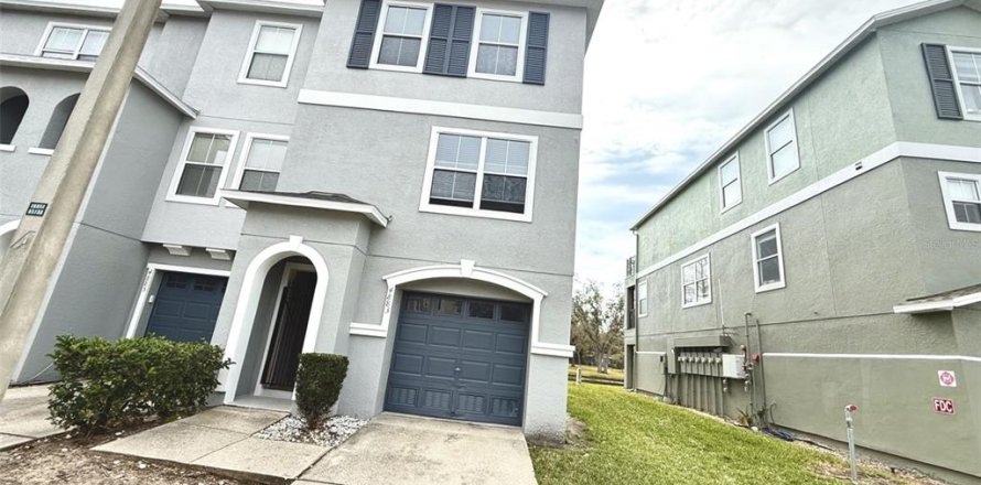 Adosado en PALM RIVER TOWNHOMES en Tampa, Florida 3 dormitorios, 146.04 m2 № 1851681