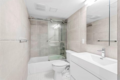 Copropriété à vendre à Miami Beach, Floride: 2 chambres, 120.87 m2 № 1924612 - photo 11