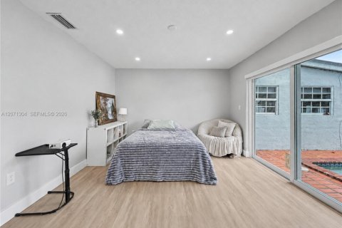 Casa en venta en Miami, Florida, 5 dormitorios, 188.03 m2 № 2301266 - foto 18