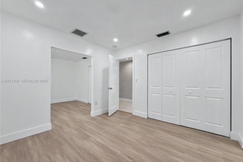 Casa en venta en Miami, Florida, 5 dormitorios, 188.03 m2 № 2301266 - foto 29