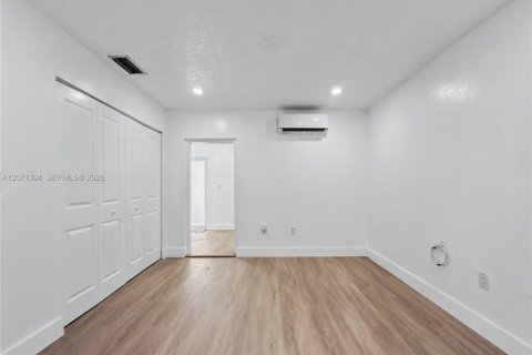 Casa en venta en Miami, Florida, 5 dormitorios, 188.03 m2 № 2301266 - foto 26