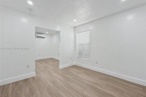 Casa en venta en Miami, Florida, 5 dormitorios, 188.03 m2 № 2301266 - foto 28