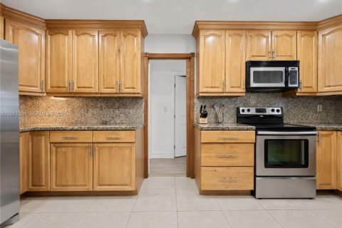 Casa en venta en Miami, Florida, 5 dormitorios, 188.03 m2 № 2301266 - foto 8