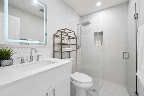 Casa en venta en Miami, Florida, 5 dormitorios, 188.03 m2 № 2301266 - foto 13