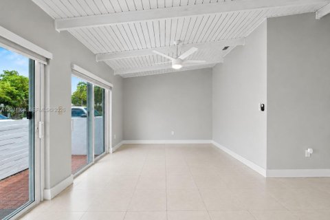 Casa en venta en Miami, Florida, 5 dormitorios, 188.03 m2 № 2301266 - foto 2