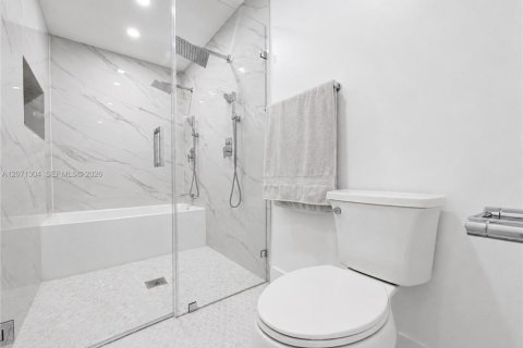 Casa en venta en Miami, Florida, 5 dormitorios, 188.03 m2 № 2301266 - foto 16