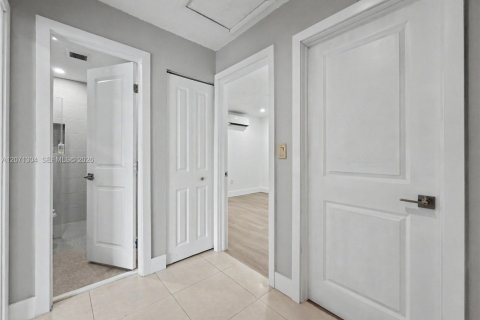 Casa en venta en Miami, Florida, 5 dormitorios, 188.03 m2 № 2301266 - foto 25