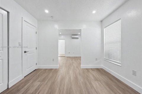 Casa en venta en Miami, Florida, 5 dormitorios, 188.03 m2 № 2301266 - foto 27