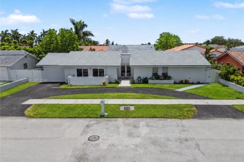 Casa en venta en Miami, Florida, 5 dormitorios, 188.03 m2 № 2301266 - foto 19
