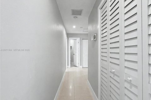 Casa en venta en Miami, Florida, 5 dormitorios, 188.03 m2 № 2301266 - foto 24