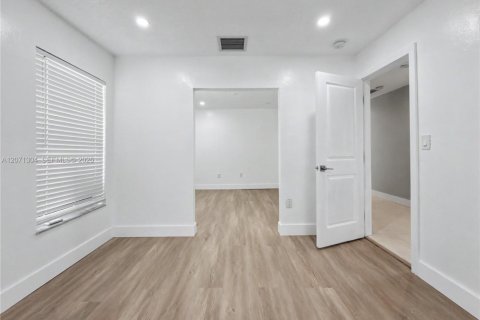 Casa en venta en Miami, Florida, 5 dormitorios, 188.03 m2 № 2301266 - foto 30