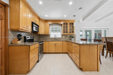 Casa en venta en Miami, Florida, 5 dormitorios, 188.03 m2 № 2301266 - foto 9