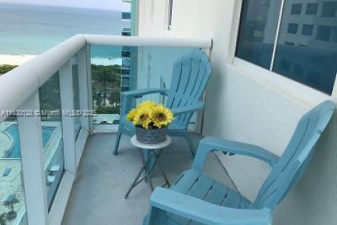 Copropriété à vendre à Surfside, Floride: 2 chambres, 93.09 m2 № 1804575 - photo 1