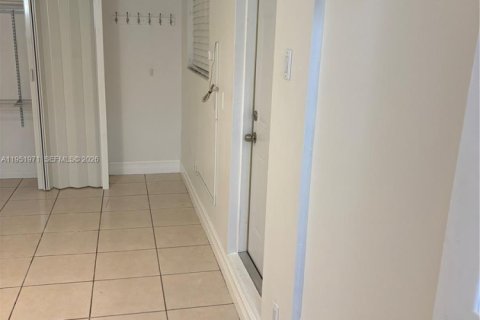 Снять в аренду виллу или дом в Майами, Флорида 1 спальня, 183.48м2, № 2006103 - фото 5