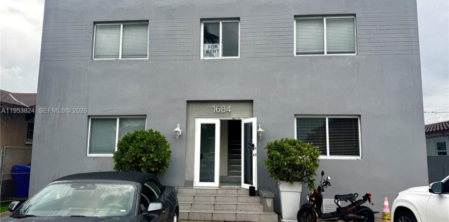 Propiedad comercial en Miami, Florida 494.05 m2 № 2054777