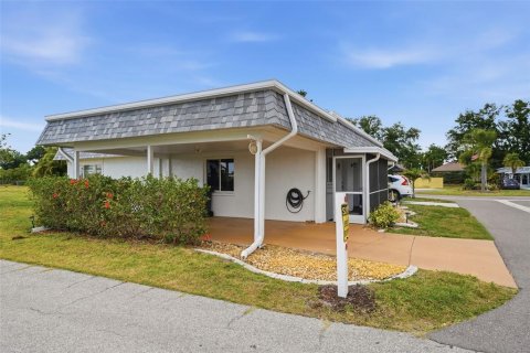 Condo in Venice, Florida, 2 bedrooms № 2225705 - photo 2