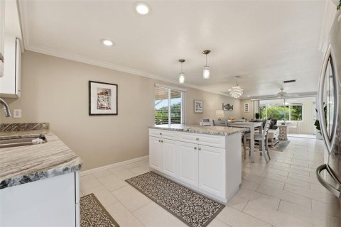 Condo in Venice, Florida, 2 bedrooms № 2225705 - photo 12