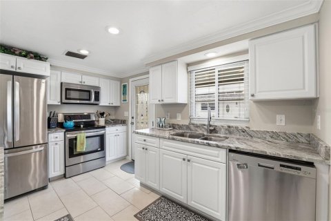 Condo in Venice, Florida, 2 bedrooms № 2225705 - photo 17