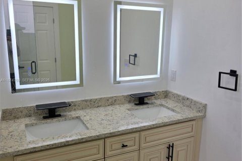 House in Lehigh Acres, Florida 3 bedrooms, 146.51 sq.m. № 1980398 - photo 18