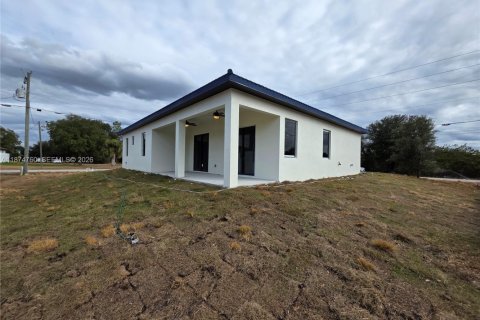 House in Lehigh Acres, Florida 3 bedrooms, 146.51 sq.m. № 1980398 - photo 3