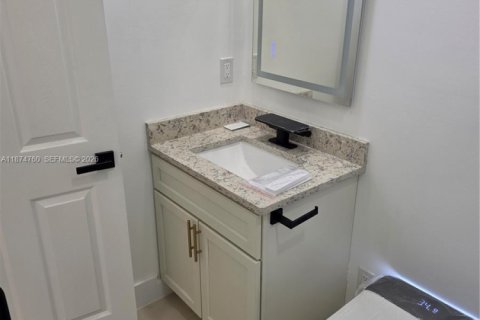 House in Lehigh Acres, Florida 3 bedrooms, 146.51 sq.m. № 1980398 - photo 24