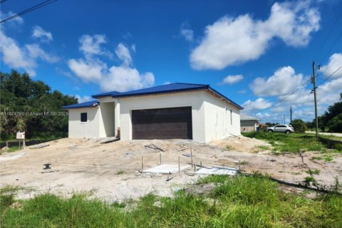 Casa en venta en Lehigh Acres, Florida, 3 dormitorios, 146.51 m2 № 1980398 - foto 2