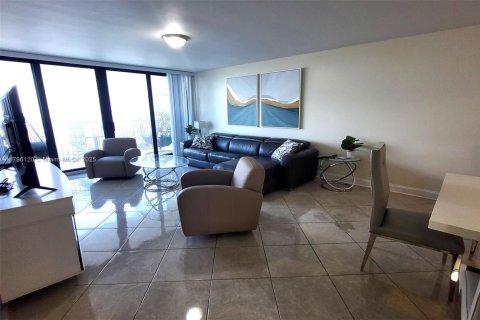 Copropriété à louer à Hollywood, Floride: 1 chambre, 91.04 m2 № 1861075 - photo 2