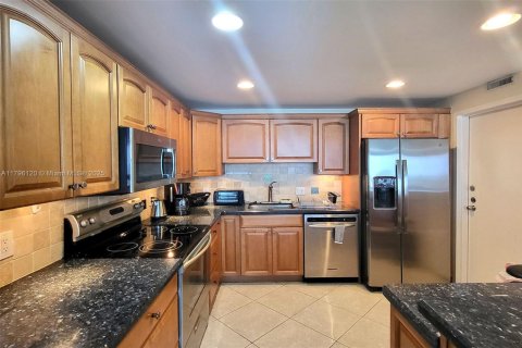 Copropriété à louer à Hollywood, Floride: 1 chambre, 91.04 m2 № 1861075 - photo 3