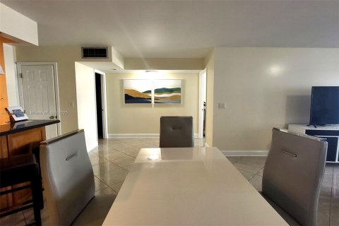 Copropriété à louer à Hollywood, Floride: 1 chambre, 91.04 m2 № 1861075 - photo 5