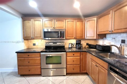 Copropriété à louer à Hollywood, Floride: 1 chambre, 91.04 m2 № 1861075 - photo 4
