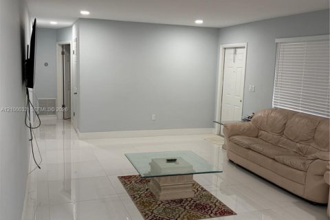 House in Miami Gardens, Florida 3 bedrooms, 193.98 sq.m. № 2402119 - photo 5
