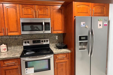 House in Miami Gardens, Florida 3 bedrooms, 193.98 sq.m. № 2402119 - photo 6
