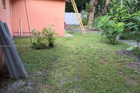House in Miami Gardens, Florida 3 bedrooms, 193.98 sq.m. № 2402119 - photo 18