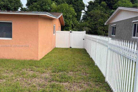 House in Miami Gardens, Florida 3 bedrooms, 193.98 sq.m. № 2402119 - photo 16