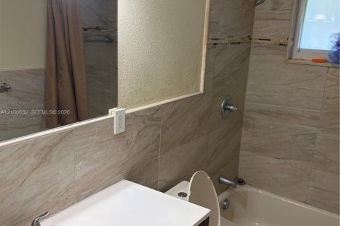 House in Miami Gardens, Florida 3 bedrooms, 193.98 sq.m. № 2402119 - photo 8