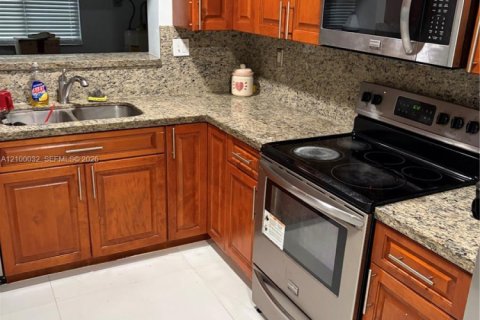 House in Miami Gardens, Florida 3 bedrooms, 193.98 sq.m. № 2402119 - photo 7