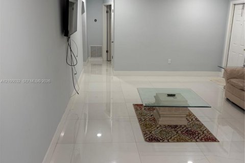 House in Miami Gardens, Florida 3 bedrooms, 193.98 sq.m. № 2402119 - photo 4