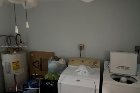 House in Miami Gardens, Florida 3 bedrooms, 193.98 sq.m. № 2402119 - photo 14