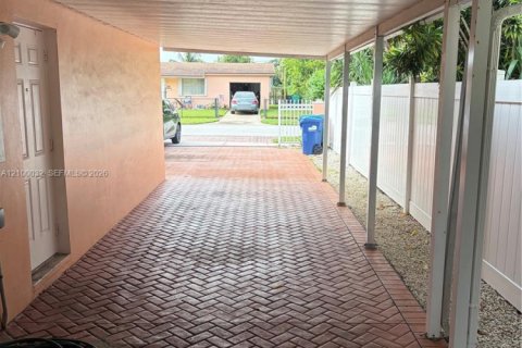 House in Miami Gardens, Florida 3 bedrooms, 193.98 sq.m. № 2402119 - photo 2