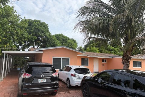 House in Miami Gardens, Florida 3 bedrooms, 193.98 sq.m. № 2402119 - photo 3