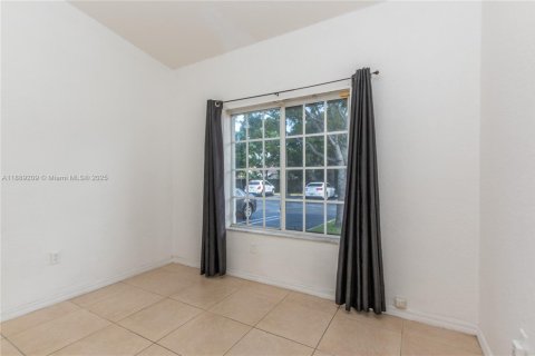 House in Pembroke Park, Florida 2 bedrooms, 88.26 sq.m. № 1938893 - photo 11