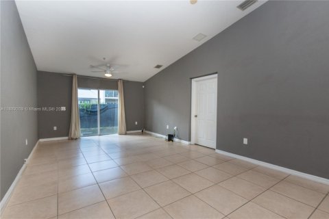 House in Pembroke Park, Florida 2 bedrooms, 88.26 sq.m. № 1938893 - photo 4