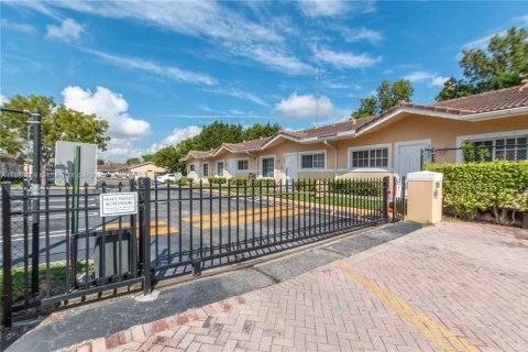 House in Pembroke Park, Florida 2 bedrooms, 88.26 sq.m. № 1938893 - photo 24