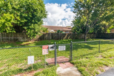 House in Pembroke Park, Florida 2 bedrooms, 88.26 sq.m. № 1938893 - photo 23