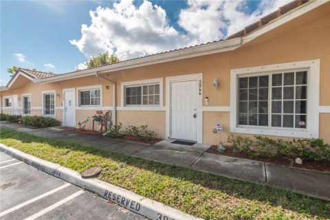 House in Pembroke Park, Florida 2 bedrooms, 88.26 sq.m. № 1938893 - photo 19