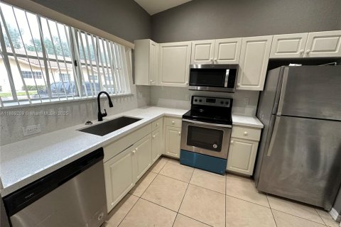 House in Pembroke Park, Florida 2 bedrooms, 88.26 sq.m. № 1938893 - photo 2